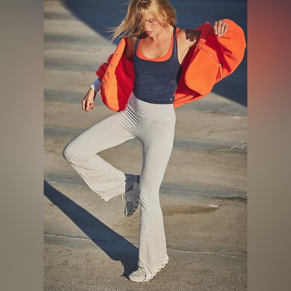 NWOT FREE PEOPLE MOVEMENT GOOD KARMA FLARE LEGGING IN ICE GREY - Picture 4 of 9